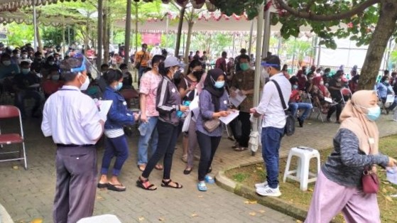 Antrian peserta memasuki ruang Vaksinasi sekitar jam 09.30-_2